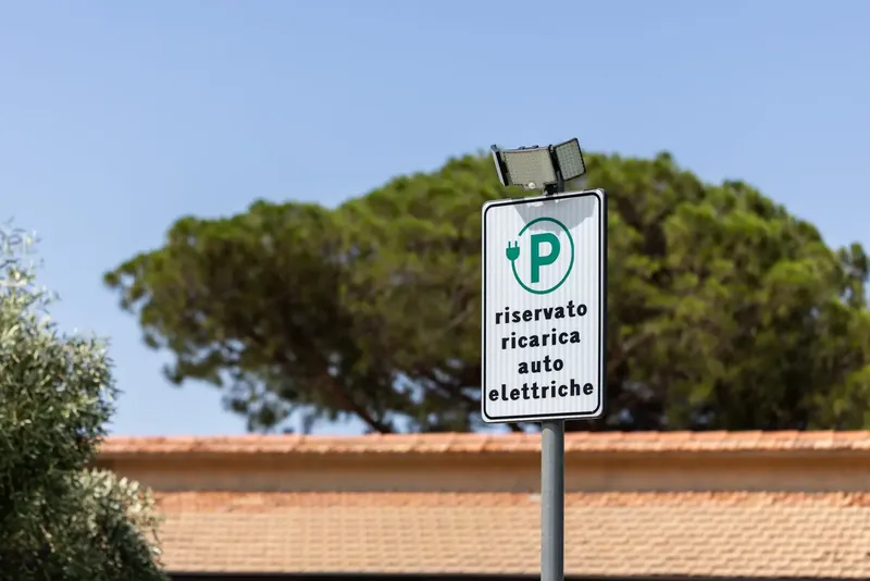Cartello del parcheggio riservato alla ricarica delle auto elettriche