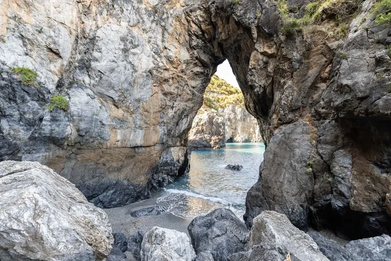 Arco naturale di roccia sul mare